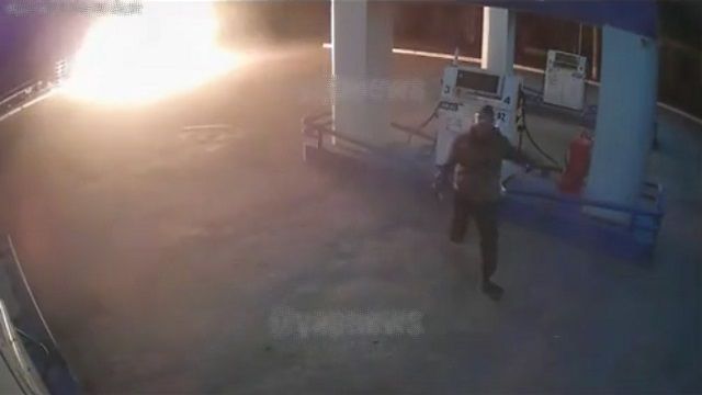 [動画5:10]ガソリンスタンドに放火した男、自分が燃える