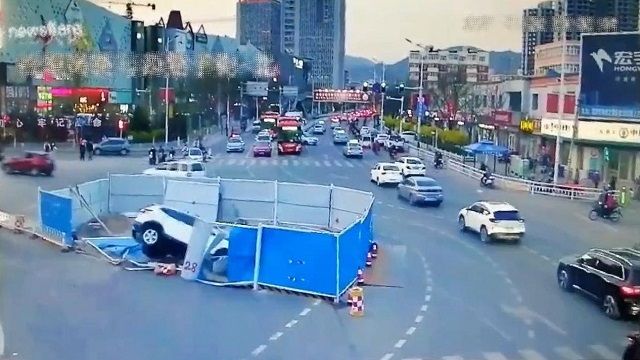 [動画0:47]工事柵を突き破り、道路の穴に落ちる車