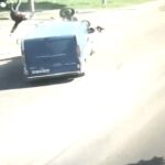 [動画0:39]左折車にバイクが衝突・・・！二人が飛ばされる・・・