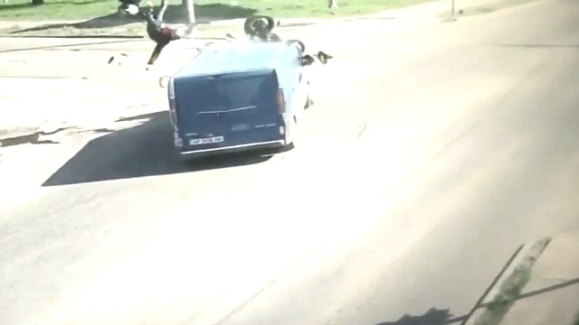 [動画0:39]左折車にバイクが衝突・・・！二人が飛ばされる・・・