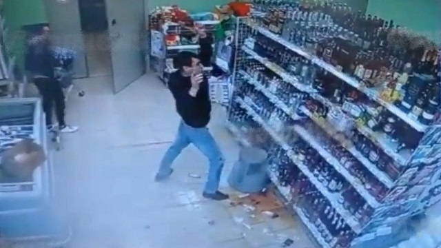 [動画1:04]酒に酔った男、酒の棚を破壊する