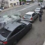 [動画0:23]猛スピードの車が路駐に衝突・・・！歩道の男性は・・・