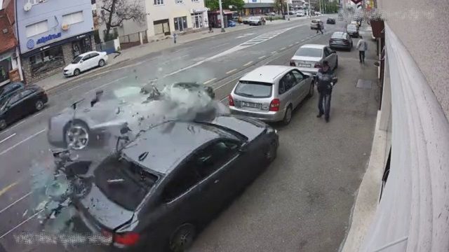 [動画0:23]猛スピードの車が路駐に衝突・・・！歩道の男性は・・・