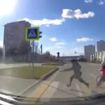 [動画0:30]道路に飛び出す子供たち、避けられないと思ったら・・・