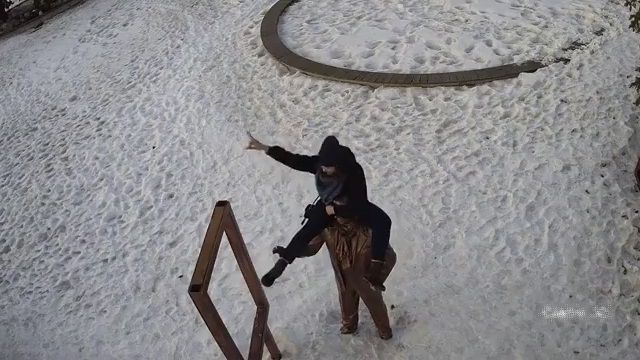 [動画1:58]ロシア人、銅像によじ登って頭を破壊する