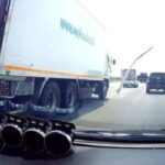 [動画0:31]高速道路を走行中、前の車が踏んだ金属片が直撃・・・！