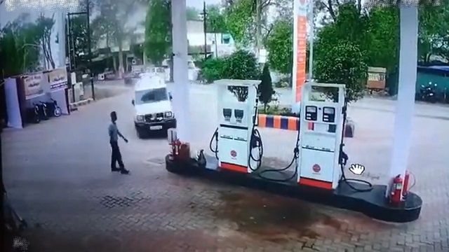 [動画0:33]インドの若者、酒に酔ってガソリンスタンドに突っ込む
