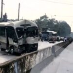 [動画0:49]バスがバイクに追突・・・！悲惨な事故に・・・