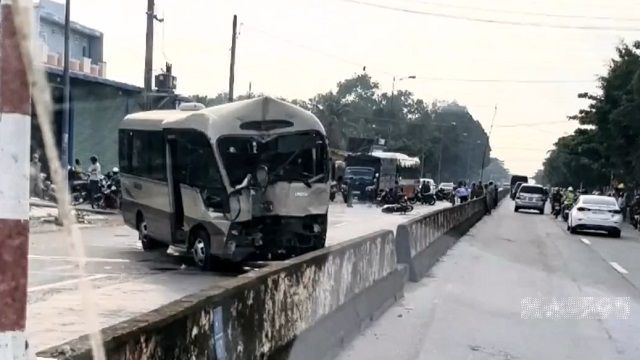 [動画0:49]バスがバイクに追突・・・！悲惨な事故に・・・