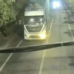 [動画0:34]トラックが看板に接触、倒壊させる