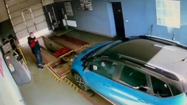 [動画0:50]ベラルーシの女性、数秒で車検を終わらせる