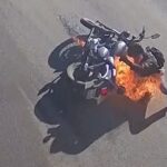 [動画1:23]転倒したバイクが炎上・・・！ライダーが燃える・・・