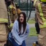 [動画0:20]消防士が救助するのはブランコの女性、原因は・・・？