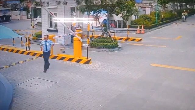 [動画0:35]とても間抜けな警備員が撮影される