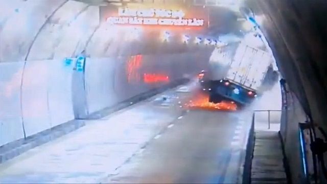 [動画0:30]トンネルを走行するトラック、壁に激しく衝突する