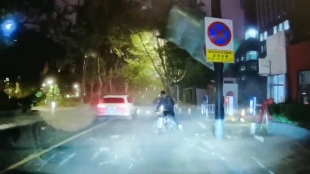 [動画0:20]強風で飛ばされたテント、自転車の男性に直撃！