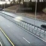 [動画0:05]猛スピードでトレーラーに追突・・・！カメラに映った悲惨な事故