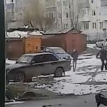 [動画1:06]殴られて意識を失った男性、車に轢かれる
