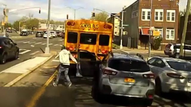 [動画0:22]スクールバスの運転手、口論になった男に轢かれる