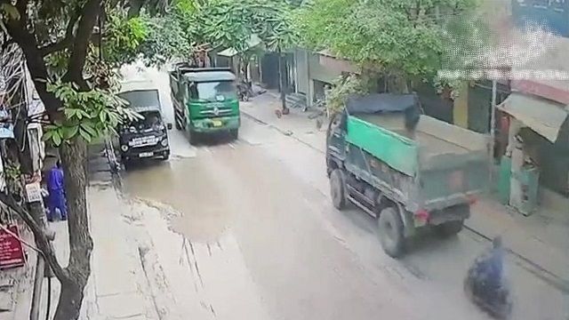 [動画0:16]トラックに追突して転倒したバイク、対向車に轢かれる