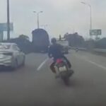 [動画0:40] 無謀な運転をするバイク、接触して転倒した結果・・・
