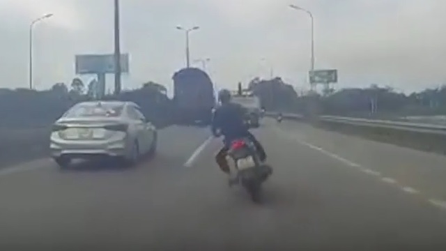 [動画0:40] 無謀な運転をするバイク、接触して転倒した結果・・・