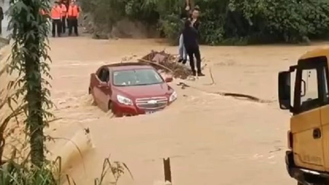 [動画0:29]洪水の濁流で橋から車が流される映像