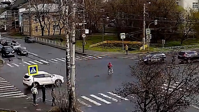 [動画0:43]交差点で左折する自転車、車と衝突するも奇跡的に軽傷