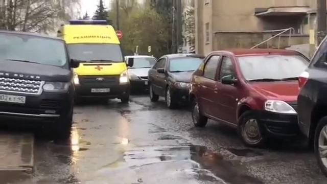 [動画0:58]救急車を通れなくした迷惑駐車女、顔を晒される