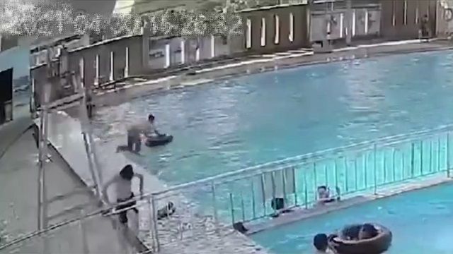 [動画1:59] 17歳の少年、誰にも気付かれることなく溺れる
