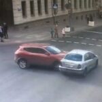 [動画0:54]信号無視の車が衝突・・・！歩道に突っ込み惨事に・・・