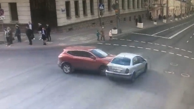 [動画0:54]信号無視の車が衝突・・・！歩道に突っ込み惨事に・・・