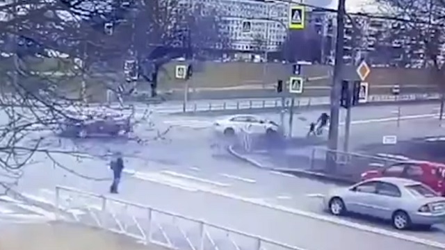 [動画0:22]交差点事故で弾かれる車・・・、歩道には親子が・・・