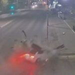 [動画0:23]左折車が猛スピードの直進車と激しく衝突・・・！