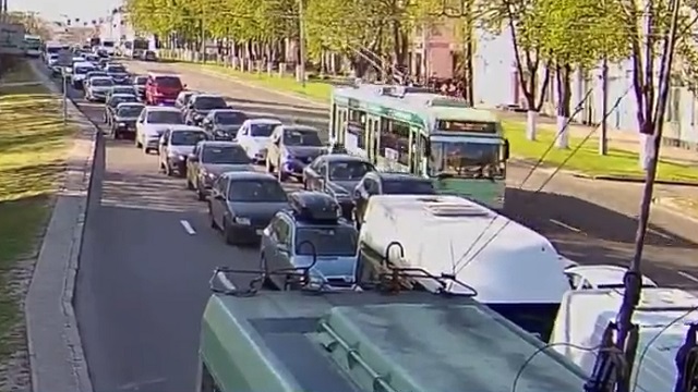 [動画0:34]ベラルーシのトロリーバス、渋滞を回避するためにとった行動が・・・
