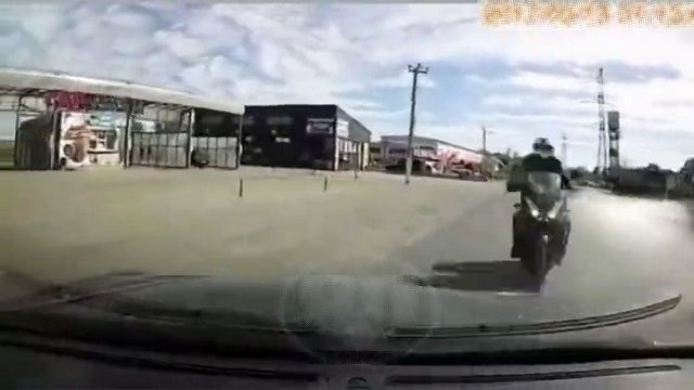 [動画0:10]ライダー、左折車に衝突して亡くなる