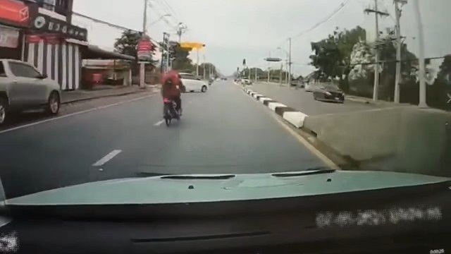 [動画0:16]身元不明のライダーさん、反対車線に飛ばされ轢かれる
