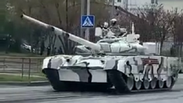 [動画1:21]ロシアの戦車、濡れた路面で滑って事故を起こす