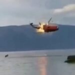 [動画0:32]中国のヘリコプター、消火活動中に炎上しながら墜落