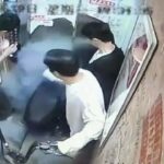 [動画0:07]中国の電動バイク、エレベーター内で突然出火・・・！