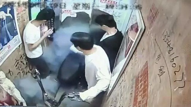 [動画0:07]中国の電動バイク、エレベーター内で突然出火・・・！