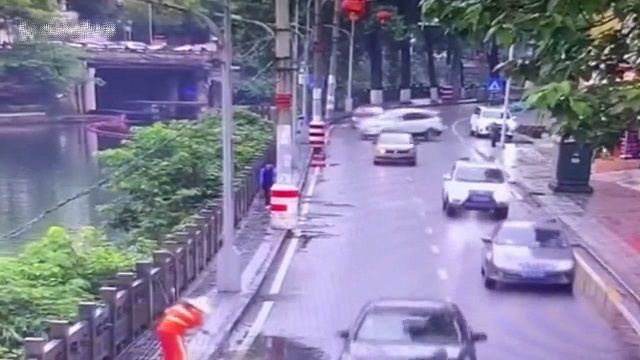 [動画1:45]川に車が転落、救助の一部始終