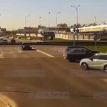 [動画0:13]交差点内で停止してしまった車を避けて進もうとした結果・・・