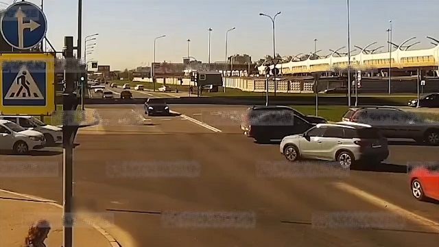 [動画0:13]交差点内で停止してしまった車を避けて進もうとした結果・・・