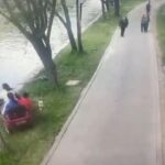 [動画1:17]川に三輪車が転落、救助の一部始終