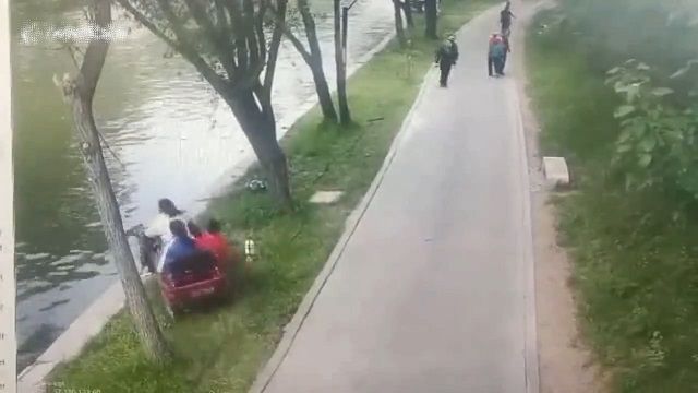 [動画1:17]川に三輪車が転落、救助の一部始終