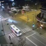 [動画0:55]交差点で衝突したライダー、めっちゃ飛ばされる