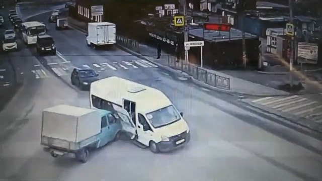 [動画2:41]交差点で衝突事故、ミニバスが横転