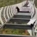 [動画0:38]強風で吊り橋の床が落下、観光客が取り残される