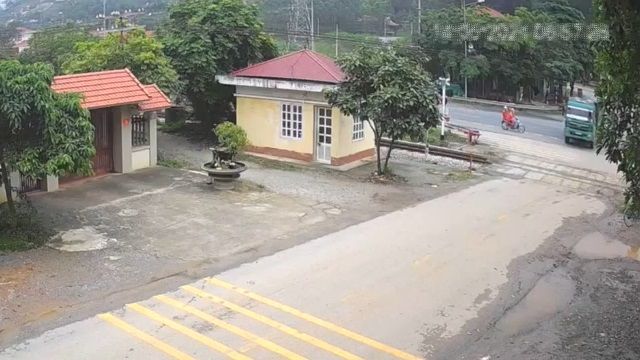 [動画0:25] 道路を横断するトラックにバイクが衝突する事故の瞬間